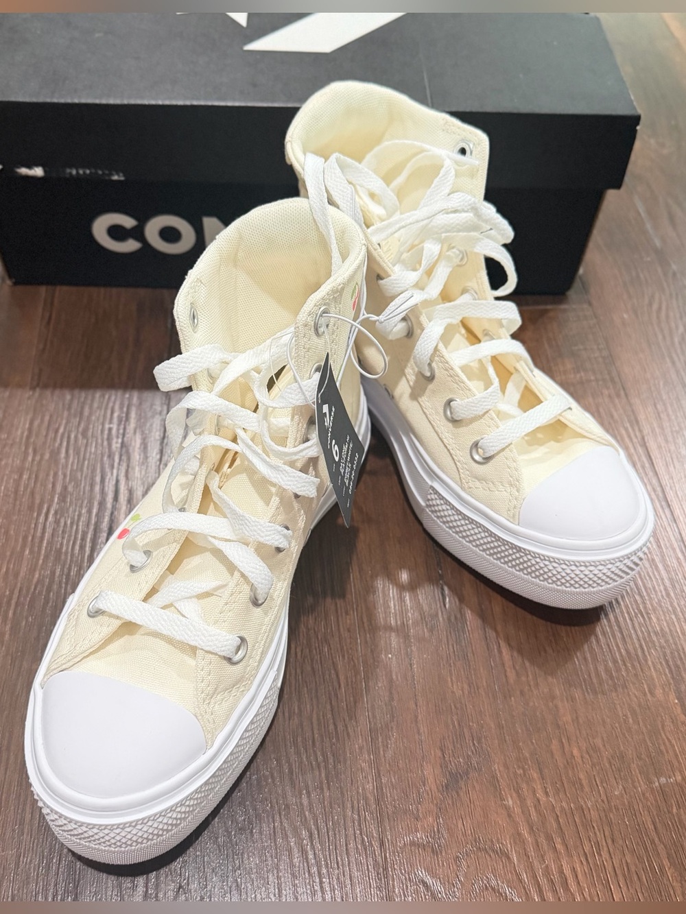 NWT Converse Chuck Taylor Platform High Top Fruit Floral Cream Womens 6